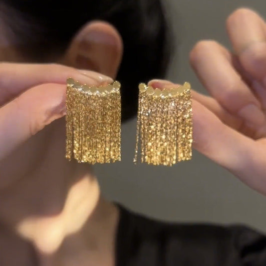 BOUCLES D’OREILLES À FRANGES LONGUES ET BARRE COURBÉE