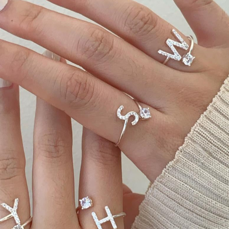 BAGUE EN ARGENT STERLING AVEC LETTRE EN ZIRCONIUM