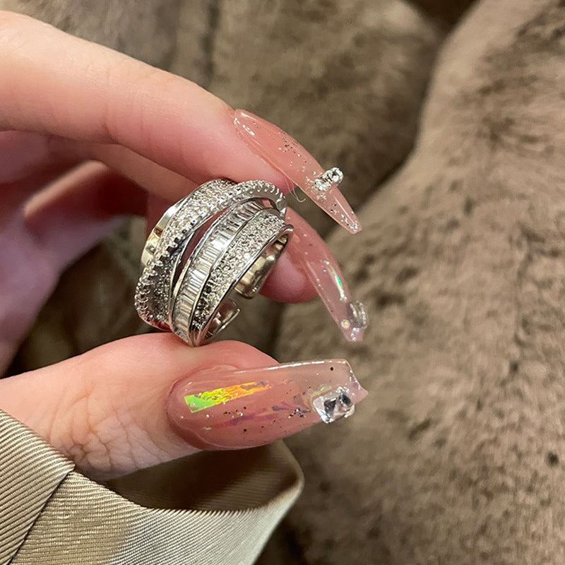 BAGUE EN ZIRCON VINTAGE À DÉCOUPE CROISÉE