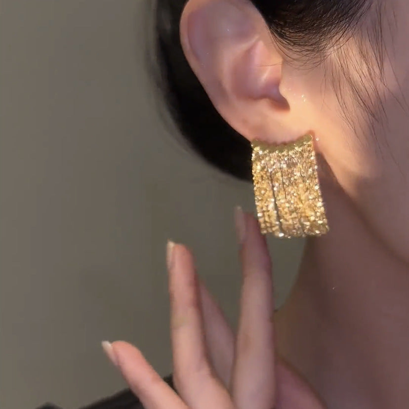 BOUCLES D’OREILLES À FRANGES LONGUES ET BARRE COURBÉE