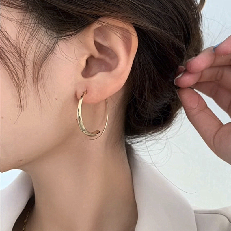 BOUCLES D’OREILLES CRÉOLES GRANDES ET COURBÉES