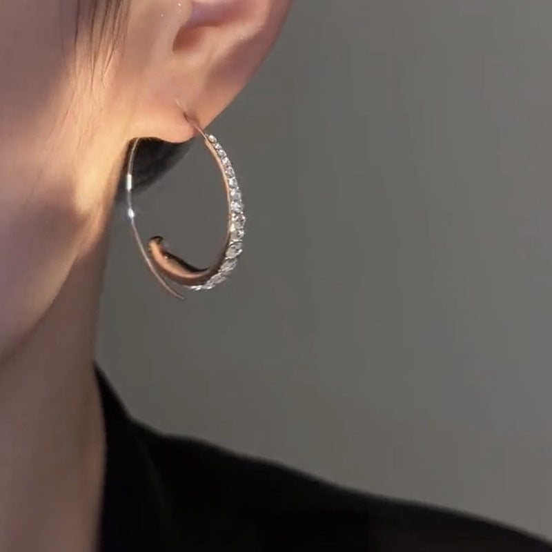 BOUCLES D’OREILLES CRÉOLES EN ZIRCONIUM ÉTINCELANTES