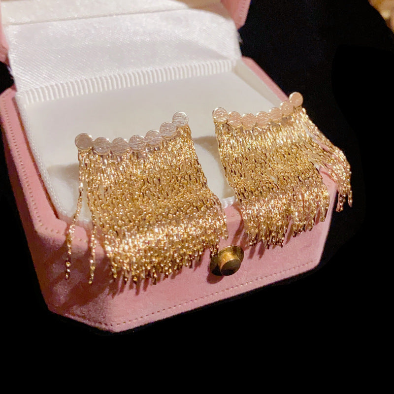 BOUCLES D’OREILLES À FRANGES LONGUES ET BARRE COURBÉE