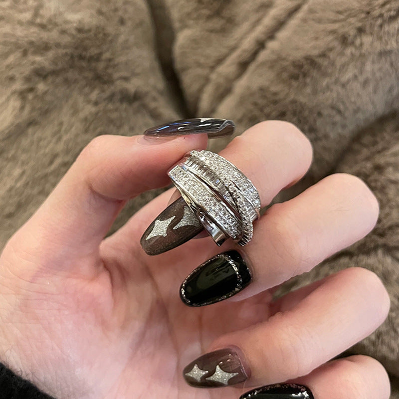 BAGUE EN ZIRCON VINTAGE À DÉCOUPE CROISÉE