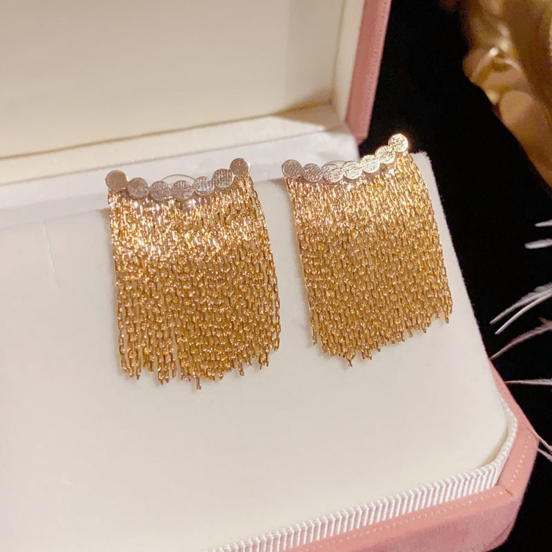 BOUCLES D’OREILLES À FRANGES LONGUES ET BARRE COURBÉE