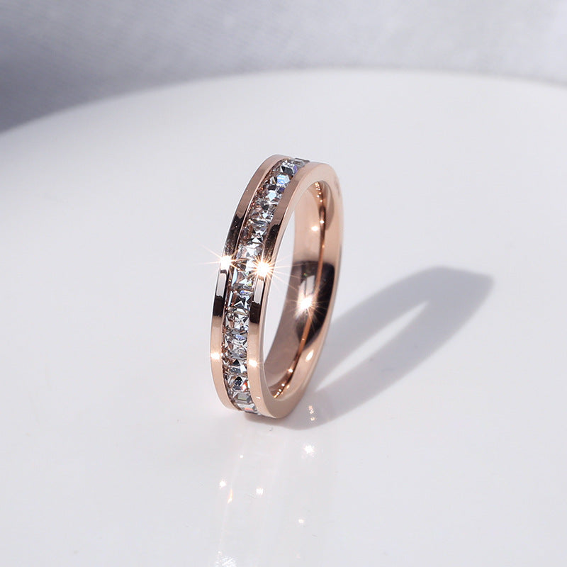 BAGUE EN TITANE ENTIÈREMENT DIAMANTÉE