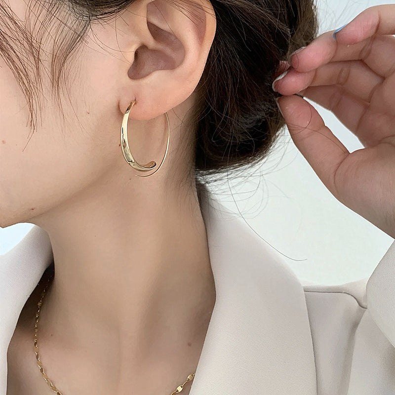 BOUCLES D’OREILLES CRÉOLES GRANDES ET COURBÉES