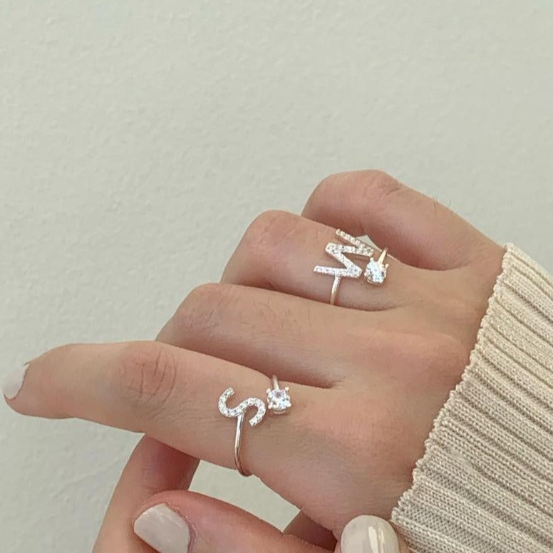BAGUE EN ARGENT STERLING AVEC LETTRE EN ZIRCONIUM