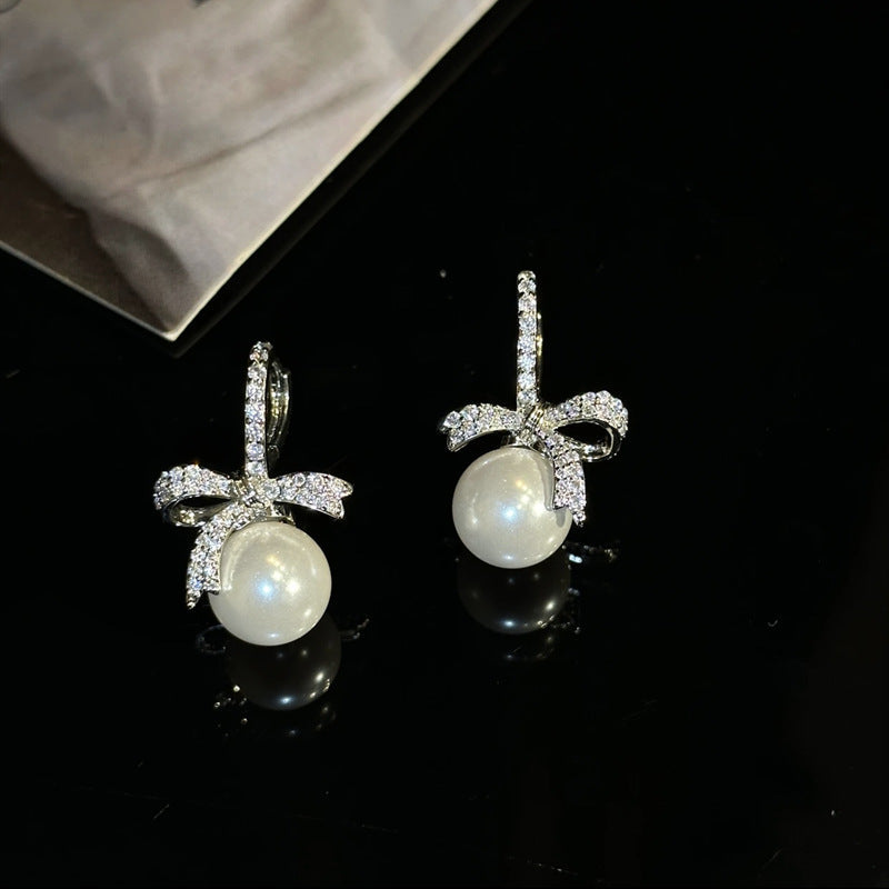 BOUCLES D’OREILLES EN ZIRCONIUM AVEC NŒUD ET PERLES