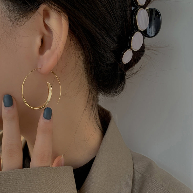 BOUCLES D’OREILLES CRÉOLES GRANDES ET COURBÉES