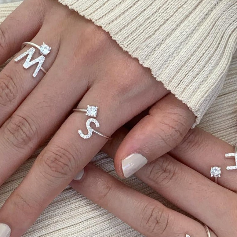BAGUE EN ARGENT STERLING AVEC LETTRE EN ZIRCONIUM