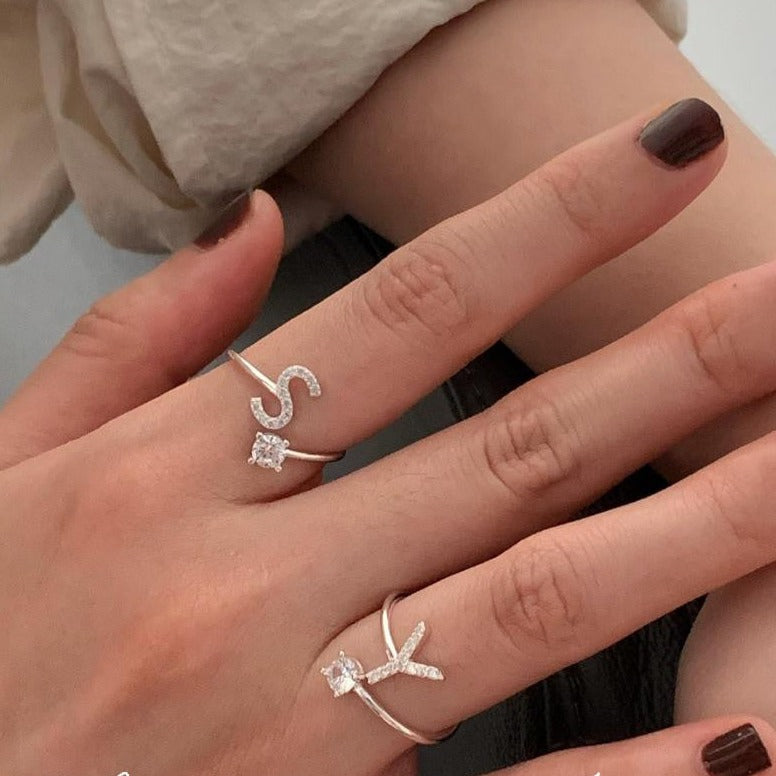 BAGUE EN ARGENT STERLING AVEC LETTRE EN ZIRCONIUM