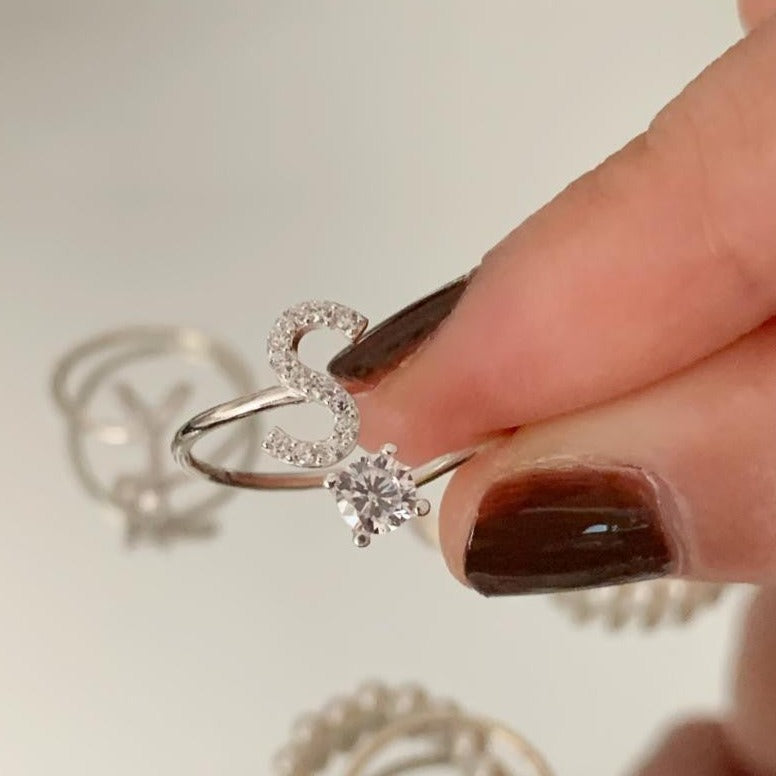 BAGUE EN ARGENT STERLING AVEC LETTRE EN ZIRCONIUM