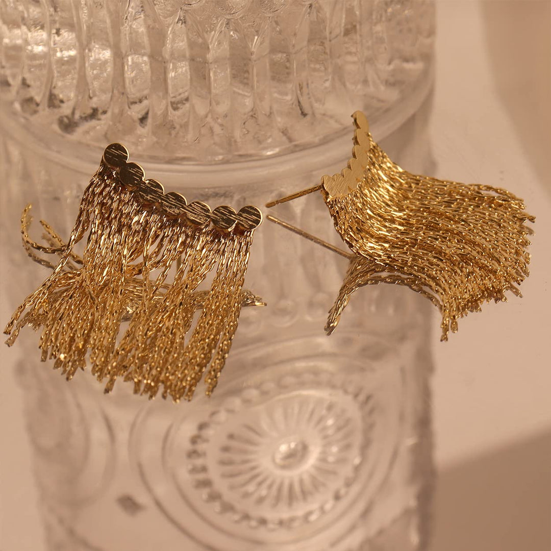 BOUCLES D’OREILLES À FRANGES LONGUES ET BARRE COURBÉE