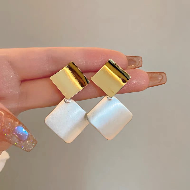 BOUCLES D’OREILLES CARRÉES CHOC