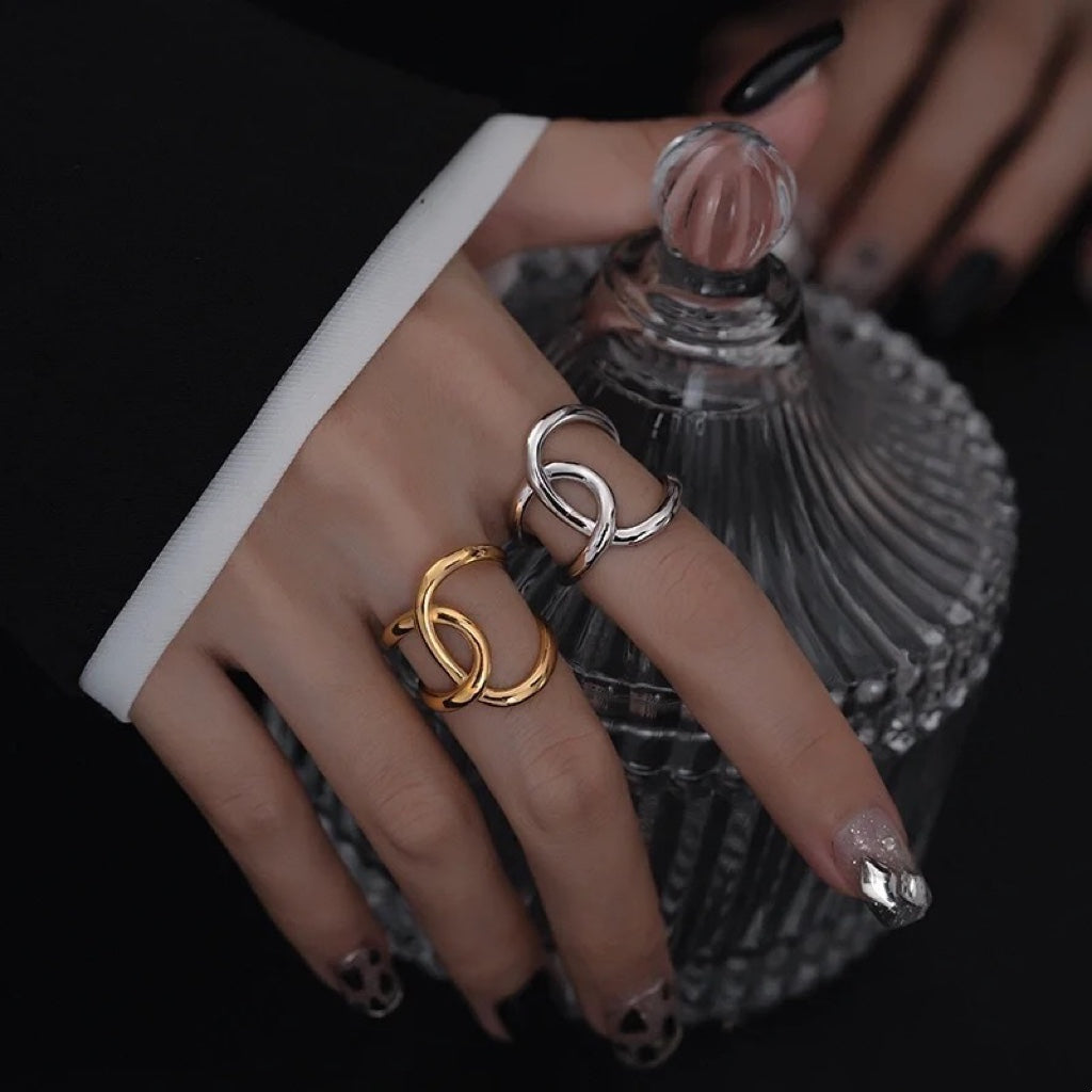 BAGUE AJUSTABLE DOUBLE C À LIGNES NŒUDÉES