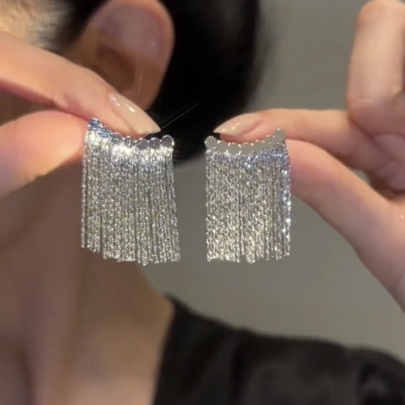 BOUCLES D’OREILLES À FRANGES LONGUES ET BARRE COURBÉE