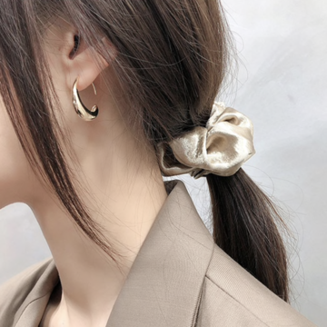BOUCLES D’OREILLES CRÉOLES PENDANTES CLASSIQUES