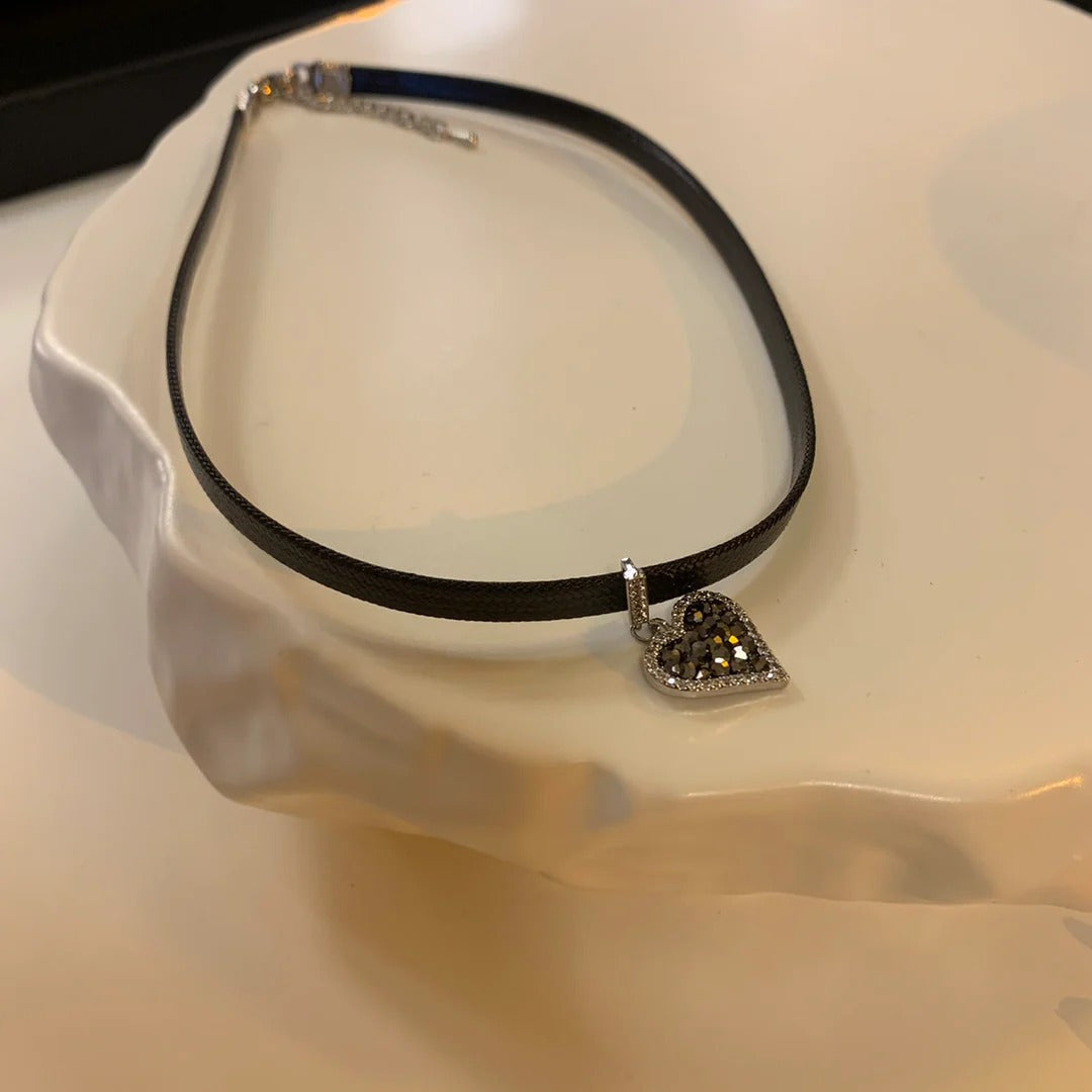 BOUCLES D’OREILLES CŒUR NOIR AVEC DIAMANTS ÉTINCELANTS