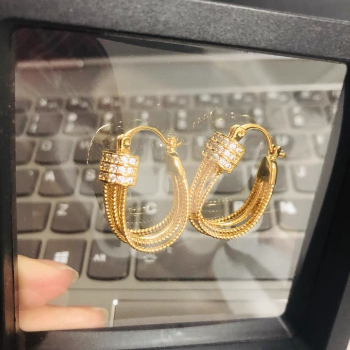BOUCLES D’OREILLES À COUCHES GÉOMÉTRIQUES