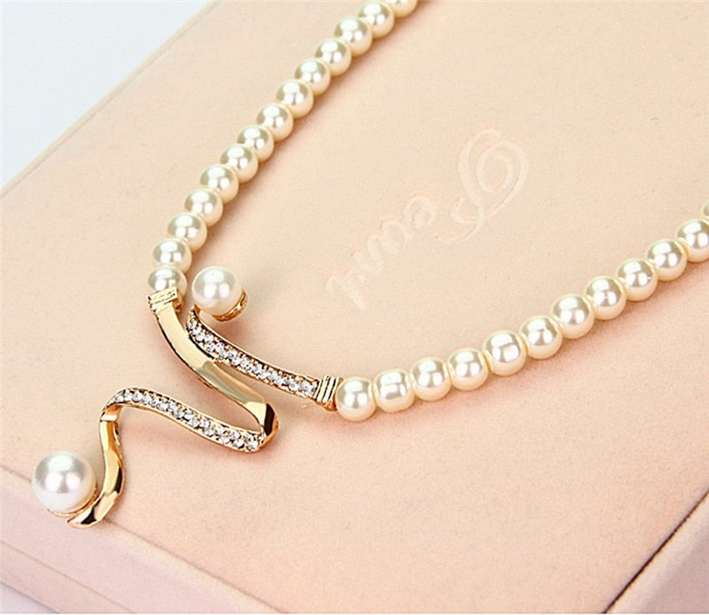 PARURE COLLIER ET BOUCLES D’OREILLES EN PERLES NATURELLES