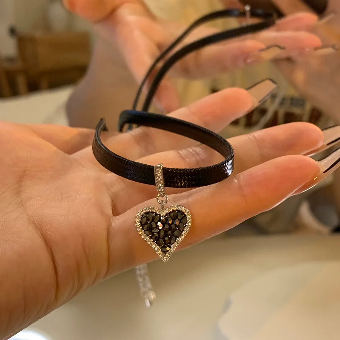 BOUCLES D’OREILLES CŒUR NOIR AVEC DIAMANTS ÉTINCELANTS
