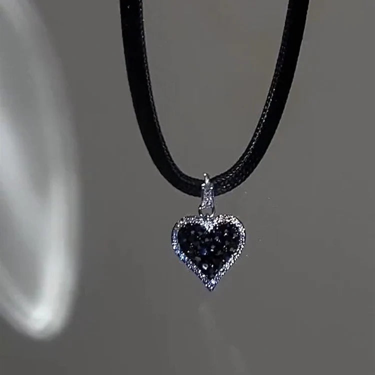 BOUCLES D’OREILLES CŒUR NOIR AVEC DIAMANTS ÉTINCELANTS