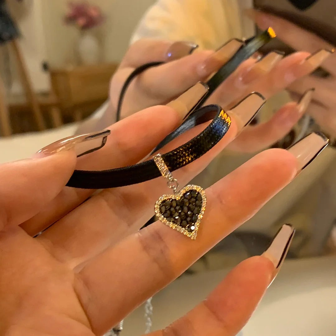 BOUCLES D’OREILLES CŒUR NOIR AVEC DIAMANTS ÉTINCELANTS